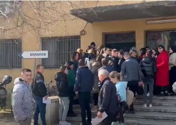 Rritja e çmimit të patentës, qytetarët dynden pranë qendrave…