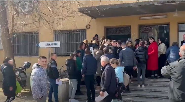 Rritja e çmimit të patentës, qytetarët dynden pranë qendrave…