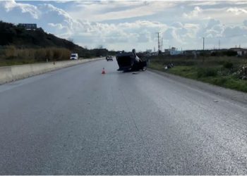 Përplaset me trafikndarësen, përmbyset makina në rrugë