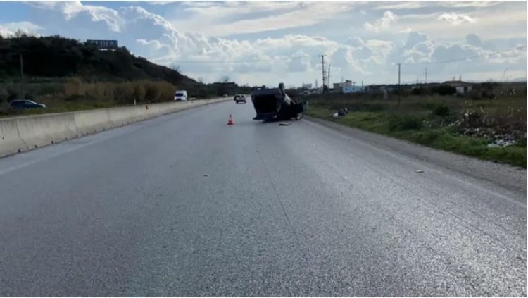 Përplaset me trafikndarësen, përmbyset makina në rrugë