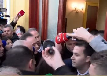 Tensione në Parlament/ Garda pengon 8 deputetët e PD të hyjnë