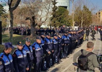 Protesta para Kuvendit,  policia rrethon ndërtesën