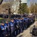 Protesta para Kuvendit,  policia rrethon ndërtesën