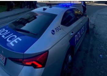 Theret me thikë një person në Prishtinë