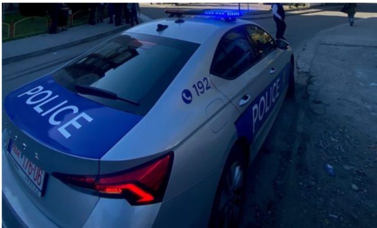 Theret me thikë një person në Prishtinë