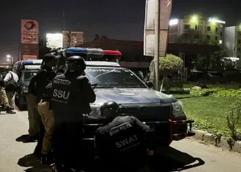 Sulm me armë pranë godinave policore, 4 të vdekur