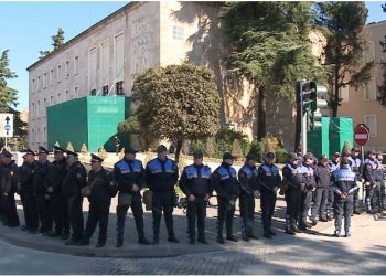 FOTO/ Forcat “Shqiponja” vendosen pranë Piramidës