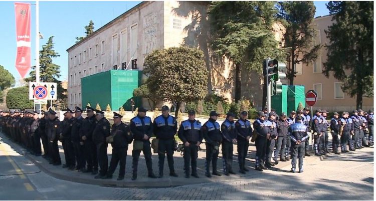 FOTO/ Forcat “Shqiponja” vendosen pranë Piramidës