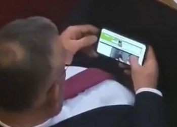 FOTO/ Deputeti serb sheh porno në parlament