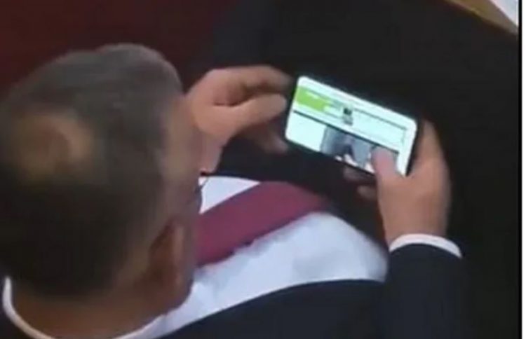 FOTO/ Deputeti serb sheh porno në parlament
