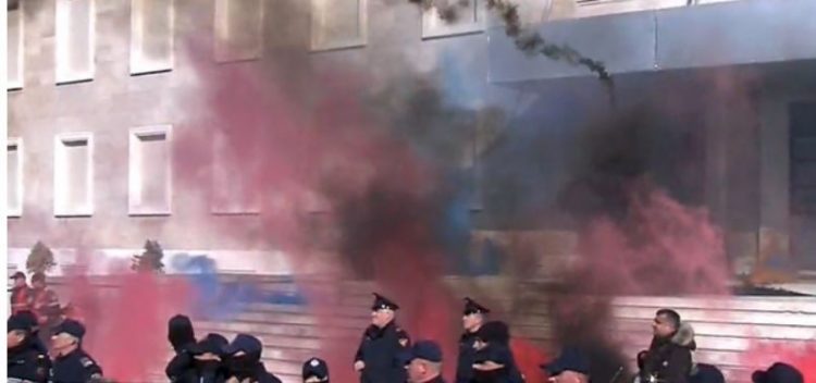 Lëndohet një polic në protestë