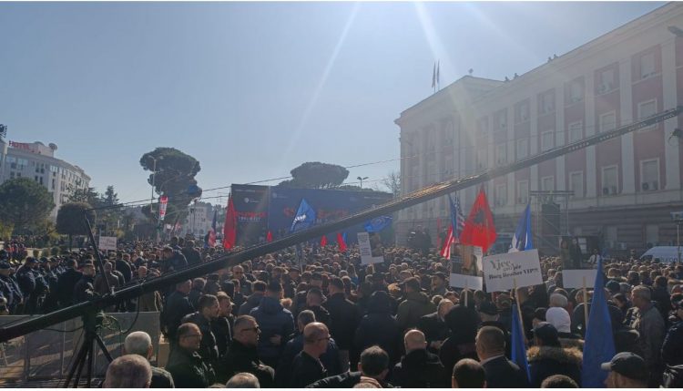 ‘Ku ka lekë më?’, protestuesit me parulla kundër Ahmetajt