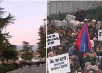 Tensione në Kuvend, protestuesit përplasen me policinë