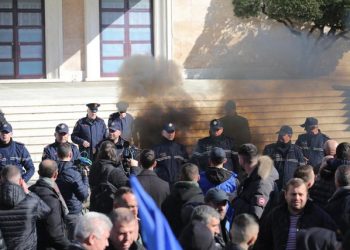 Hodhën lëndë plasëse, Policia jep detaje për dy të shoqëruarit