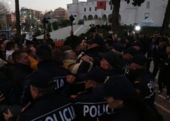 Kapsolle dhe përplasje me policinë, gjithçka ndodhi në protestë