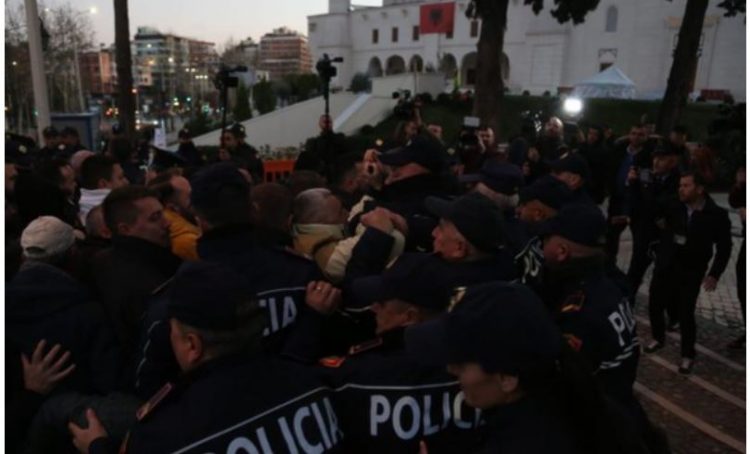 Kapsolle dhe përplasje me policinë, gjithçka ndodhi në protestë