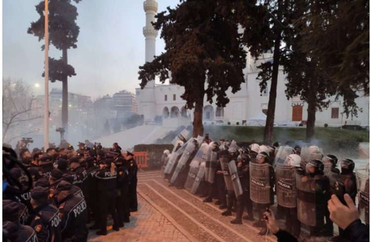 Protesta e opozitës, dy persona në pranga (Emrat)