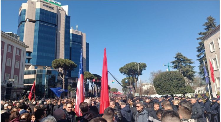 FOTO/ Forcat “Shqiponja” vendosen pranë Piramidës