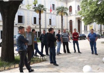 ‘Dukagjini kërkon rrugë’, banorët protestë para Bashkisë Shkodër