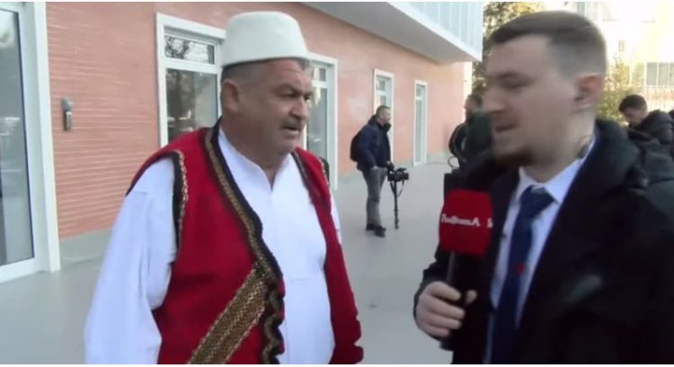 Protestuesi me veshje popullore: S’kthehem në Laç pa rrëzuar Ramën