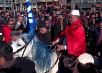 FOTO/ Proteston para Kuvendit hipur mbi kalë të bardhë