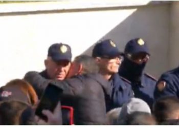 FOTO/ Protestuesi përqafon efektivët e Policisë