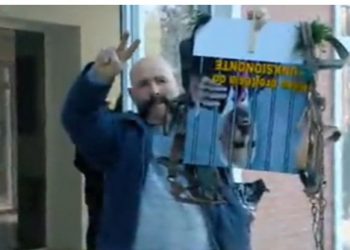 Rama me kokën poshtë! Protestuesi: Nëse do kishte drejtësi…