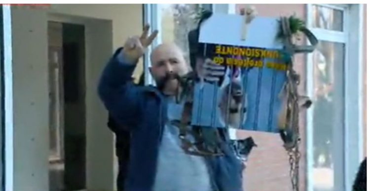 Rama me kokën poshtë! Protestuesi: Nëse do kishte drejtësi…