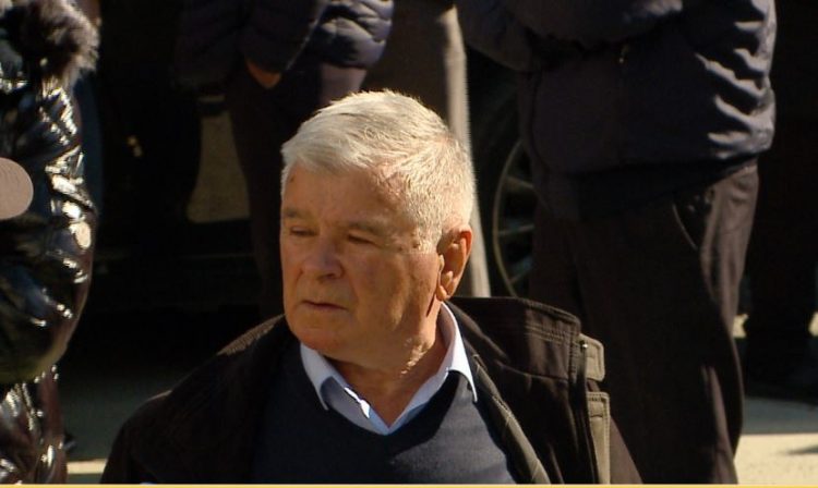 Një protestues ka deklaruar  se ai ka ardhur me familjen e tij në protestë dhe nuk do të largohet nga sheshi pa rrëzuar qeverinë.