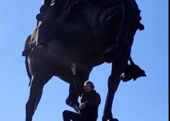 Protestuesi ngjitet te statuja e Skënderbeut: Liri, demokraci!