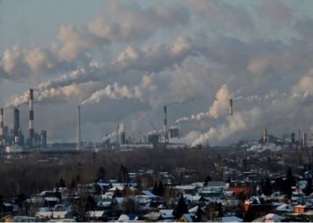 Zjarr në një rafineri të naftës ruse në kufi me…