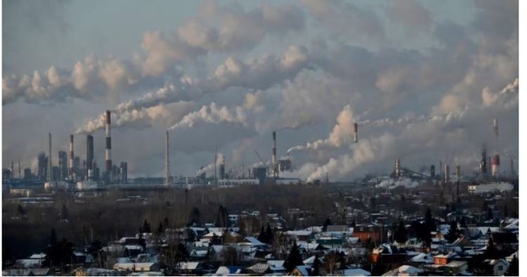 Zjarr në një rafineri të naftës ruse në kufi me…