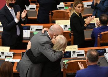 Nikolla shtyn seancën parlamentare ndaj Ramës për “McGonigal”