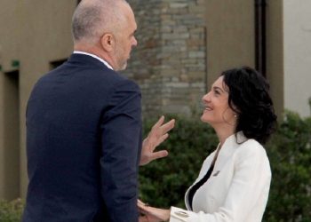 Paloka ironizon: Lëreni Elisën të rrëfehet, mund të dijë…