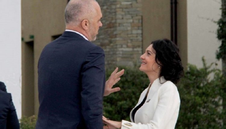 Paloka ironizon: Lëreni Elisën të rrëfehet, mund të dijë…