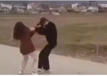 VIDEO/ Skandalet nuk ndalen, vajzat kapen për flokësh në…