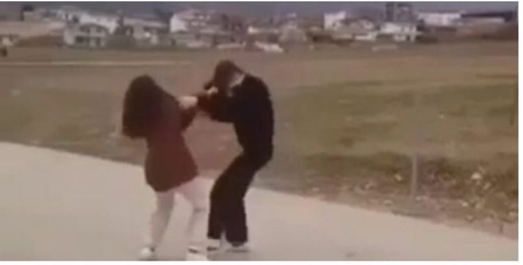 VIDEO/ Skandalet nuk ndalen, vajzat kapen për flokësh në…