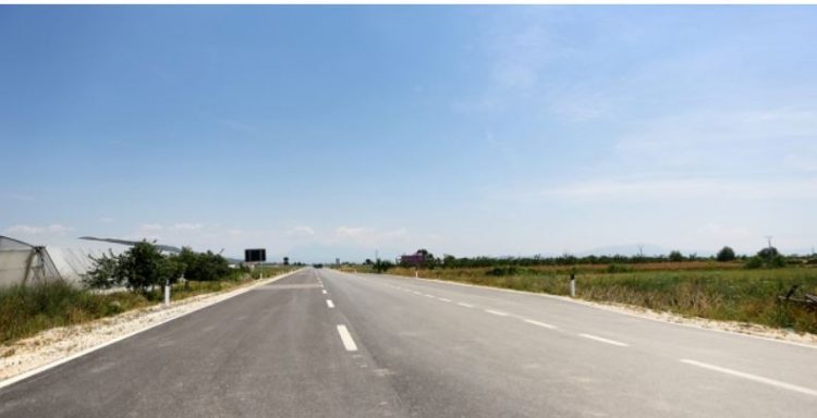 EMRI/ Makina përplas të moshuarin në Berat-Lushnjë