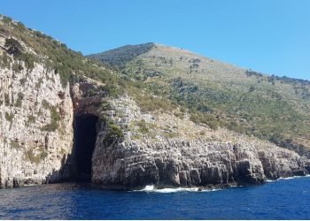 Përmbyset një varkë peshkimi në Sazan, shpëtohen dy peshkatarët