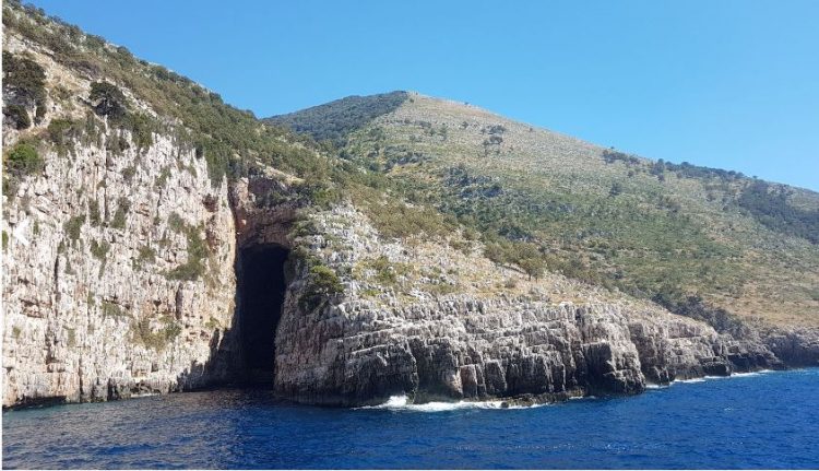 Përmbyset një varkë peshkimi në Sazan, shpëtohen dy peshkatarët