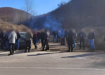 Rikthehen tensionet? Serbët bllokojnë rrugën në Veriun e Kosovës