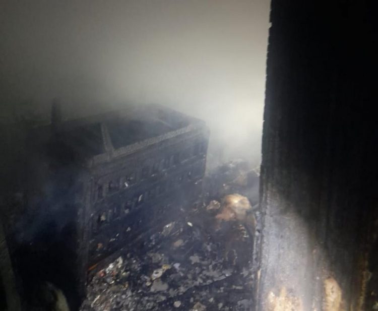 Përfshihet nga flakët banesa në Skrapar, vdes i moshuari