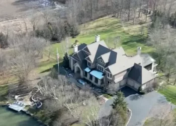 FBI në shtëpinë e Mike Pence