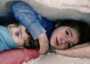 Mbrojti vëllanë nga rrënojat, vogëlushja siriane rrezikon…