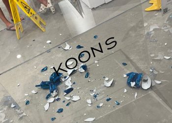 Gruaja thyen skulpturën me vlerë 42 mijë dollarë