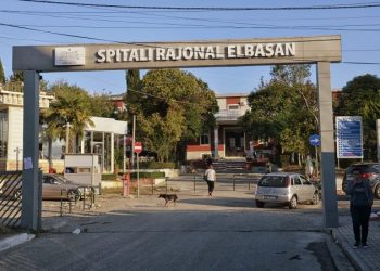 Aksident në Elbasan, një vajzë niset me urgjencë në spital