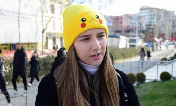 Studentja shqiptare,dhuron bursën për të prekurit nga tërmeti