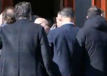 VIDEO/ Nisin tensionet para Kuvendit, deputetët e PD duan të…