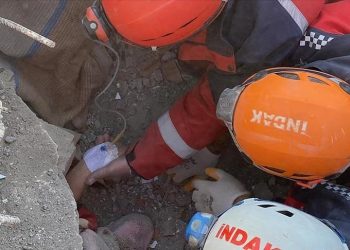 Ekipet e shpëtimit nxjerrin të gjallë 42-vjeçaren pas 22 orëve