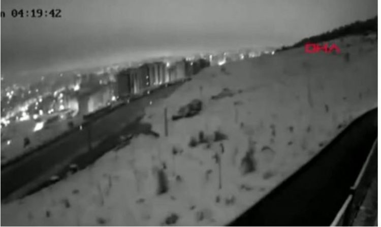 VIDEO/ Si tërmeti ‘zhyti’ qytetin turk në errësirë